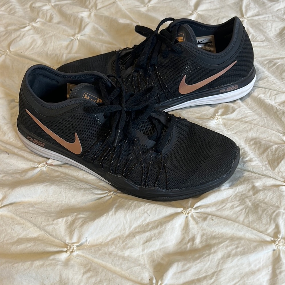Nike training dual fusion hit rose gold